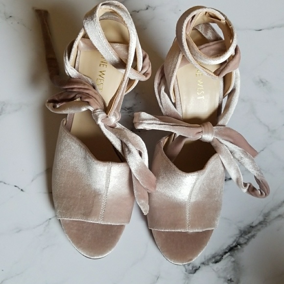 🎉HP🎉 Nine West Velvet Wrap Sandals - Picture 3 of 6